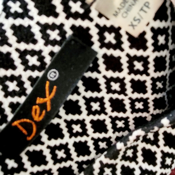 Balck and white  geometric Dex xs - Picture 3 of 3